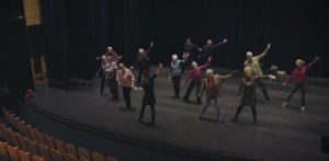 Ouderen dansen in het theater