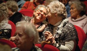 Ouderen genieten van theaterbezoek
