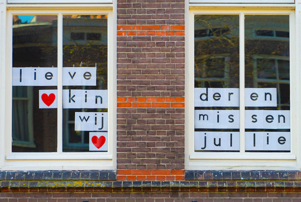 Ramen van school met tekst 'lieve kinderen wij missen jullie'