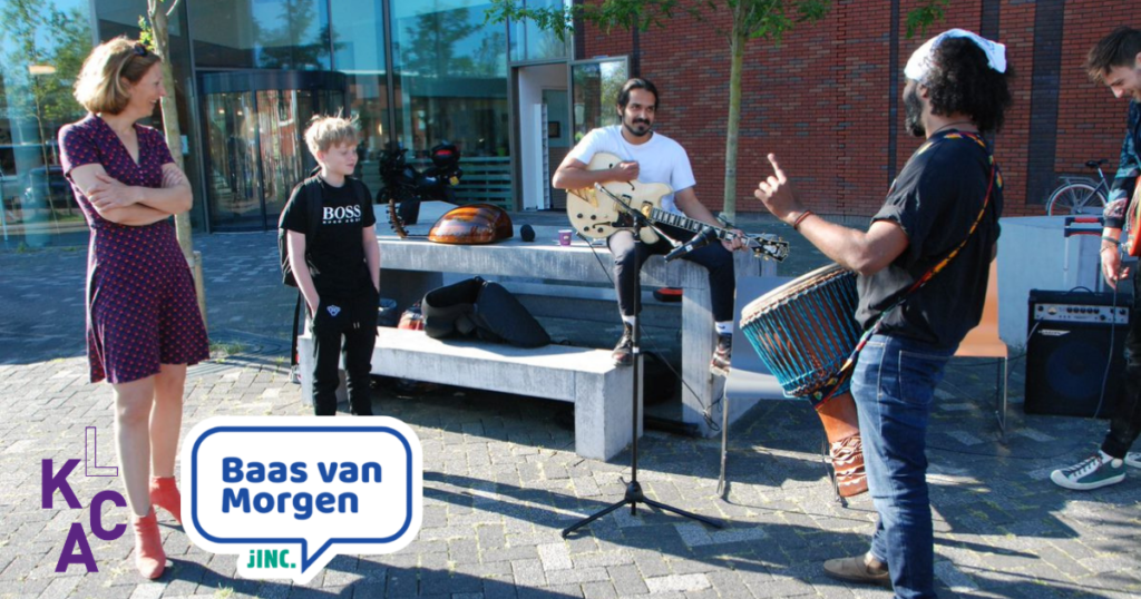 Sanne en Lucas luisteren buiten naar een band