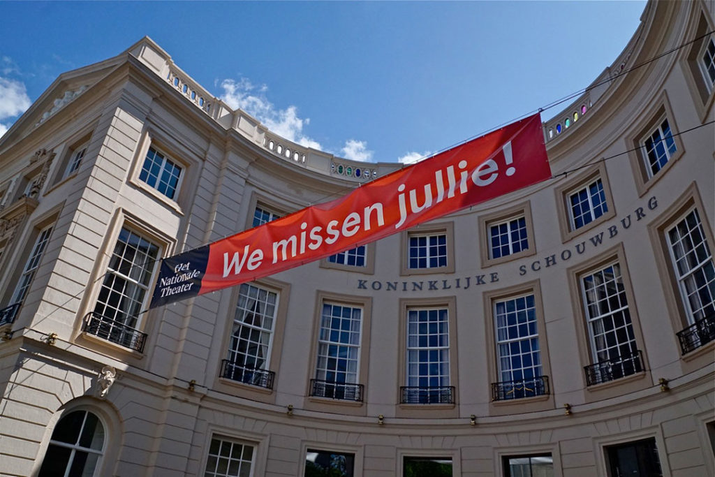 Koninklijke schouwburg met spandoek 'we missen jullie'