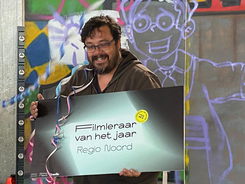 Elroy Gramsbergen heeft het prijzenbord 'Filmleraar van het jaar' vast