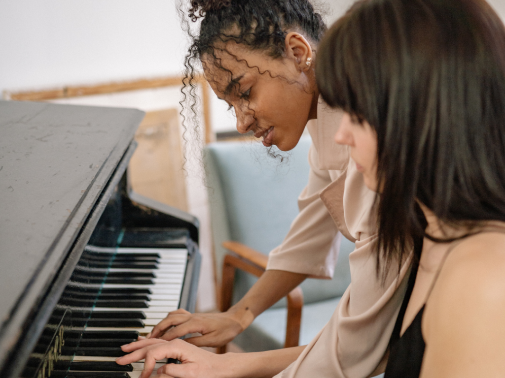 twee studenten spelen piano