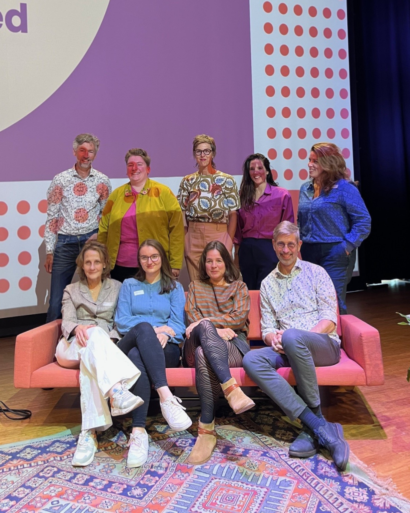 Groepsfoto van alle sprekers van de inspiratiebijeenkomst Samen een goed verhaal 2025, een initiatief van Stichting Lezen, LKCA en Netwerk Mediawijsheid.
