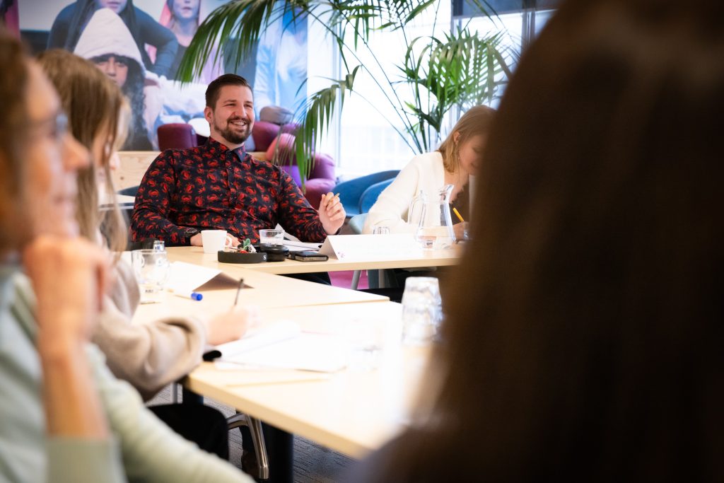 Deelnemers zitten in de cursusruimte van de LKCAcademie bij LKCA in Utrecht.