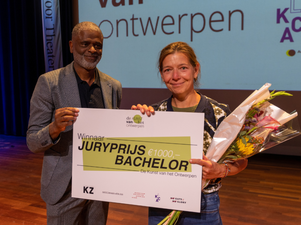 Winnaar juryprijs en juryvoorzitter houden cheque vast